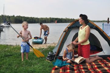 Familie mit Kanu und Zelt im Lausitzer Seenland. 