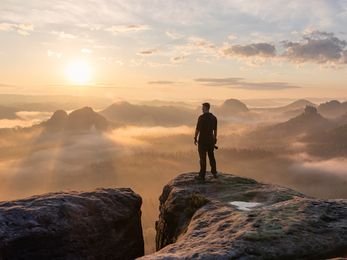 Sonne, Bergpanorama, Nebelmeer: Mit dieser Komposition á la Caspar David Friedrich gehört das Bild „Fotograf genießt am Kleinen Winterberg" zu den zwölf Gewinnern, Foto: Kerstin Helwig
