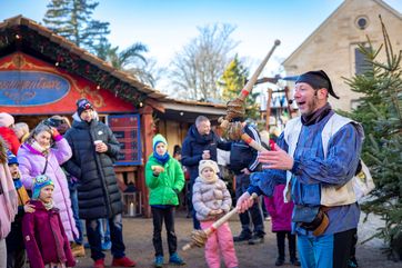 Staunen erlaubt: Mit Gaukelei und Jonglage unterhält der Historisch-romantische Weihnachtsmarkt auf der Festung Königstein seine kleinen und großen Besucher, Foto: Marko Förster/Festung Königstein gGmbH