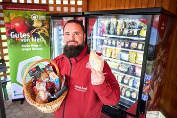 Onkel Andi alias Andreas Buschbeck bestückt den neuen Proviantomaten in Kurort Rathen mit regionalen Produkten. Er fährt mit einem Elektro-Transporter. Foto: Marko Förster, Tourismusverband Sächsische Schweiz