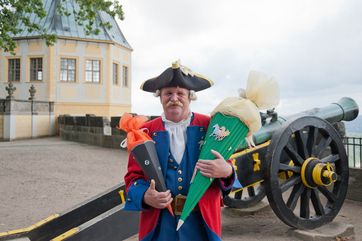 Schließkapitän Clemens, das Maskottchen der Festung Königstein, freut sich, mit den Abc-Schützen in das Erlebnis Festung einzutauchen. Foto: Sebastian Thiel