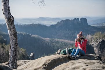 Pause beim Winterwandern auf dem Carolafelsen in der Sächsischen Schweiz – Foto: Sebastian Thiel/Tourismusverband Sächsische Schweiz e.V.