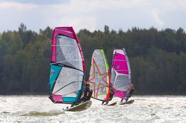 Die großen Gewässer im Lausitzer Seenland bieten Windsurfern beste Voraussetzungen. Foto: Tourismusverband Lausitzer Seenland, Kathrin Winkler