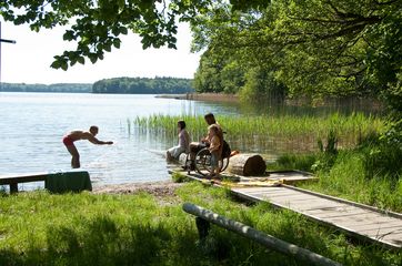 Barrierefreie Badestelle am Stechlinsee im Ruppiner Seenland. Foto: Tourismusverband Ruppiner Seenland e.V., Studio Prokopy
