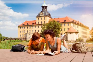 Das Schloss Moritzburg in Zeitz ist von einem weitläufigen Schlosspark umgeben, ein beliebter Ort zum Flanieren und Entspannen. Foto: Saale-Unstrut-Tourismus e.V., Transmedial