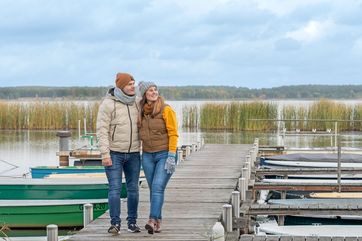 Im Herbst genießen Urlauber im Lausitzer Seenland die ländliche Idylle, wie hier am Gräbendorfer See. Foto: Tourismusverband Lausitzer Seenland, Nada Quenzel