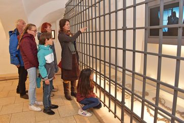 Die Festung Königstein bietet Großeltern und Enkelkindern spannende Einblicke in die Geschichte, wie hier in der Ausstellung zum Staatsgefängnis. Foto: Festung Königstein gGmbH