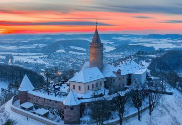 Die Leuchtenburg bietet einen faszinierenden Blick über das Saaletal. An den ersten drei Adventswochenenden ist hier der Weihnachtsmarkt der Wünsche zu erleben. 