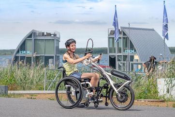 Radeln mit Seeblick: Die autofreien und ufernahen Seerundwege im Lausitzer Seenland sind bei Handbikern besonders beliebt. Foto: Tourismusverband Lausitzer Seenland, Nada Quenzel