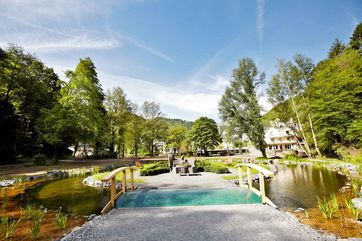 Im Landschaftstherapeutischen Park Römerkessel in Bad Bertrich in der Eifel können Besucher die heilende Kraft der Natur spüren. Foto: GesundLand Vulkaneifel/M. Rothbrust
