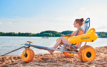 Ein Strandrollstuhl garantiert Menschen mit Mobilitätseinschränkungen Badevergnügen im Fränkischen Seenland. Foto: TV Fränkisches Seenland/DZT/Jens Wegener