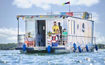 Einmaliges Ferienerlebnis auf der Havel: Hausboottour durch das Ruppiner Seenland mit dem barrierefreien Febomobil von Kuhnle-Tours, Foto: Jens Wegener, DTZ