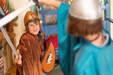 In der Kinderkemenate auf Schloss Neuenburg können sich Kinder als Ritter verkleiden. Foto: Falko Matte