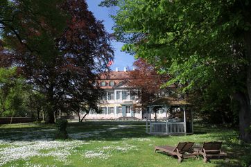 An Schloss Dennenlohe im Fränkischen Seenland schließen sich ein historischer sowie ein moderner Landschaftspark an. Foto: Tourismusverband Fränkisches Seenland und Partner, Schloss Dennenlohe