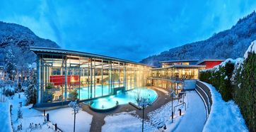 In der nach Reisen für Alle zertifizierten Vulkaneifel Therme Bad Bertrich in der Eifel entspannen Gäste in 32 Grad Celsius warmer Natursole. Foto: Staatsbad Bad Bertrich GmbH
