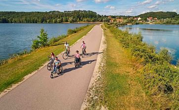 Auf dem Staudamm zwischen Kleinem und Großem Brombachsee haben Handbiker beste Aussichten auf das Wasser. Foto: TV Fränkisches Seenland/DZT/Wegener