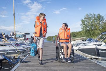 Mutter und Sohn in der Marina des Hafencamps Senftenberger See – Foto: Tourismusverband Lausitzer Seenland, Nada Quenzel