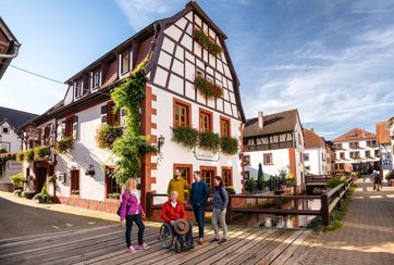 Besucher erkunden Annweiler am Trifels mit dem Gästeführer, aber auch individuelle barrierefreie Touren mit einem Audioguide sind möglich. Foto: Dominik Ketz