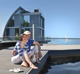 Schwimmendes Ferienhaus am Geierswalder See. Bildnachweis: Tourismusverband Lausitzer Seenland e.V., Nada Quenzel