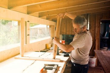 Tischlermeister Mathias Scheffel fertigt auf dem Gelände eines über 150 Jahre alten Bauernhauses im thüringischen Kraftsdorf einzigartige Möbelstücke. Foto: Saale-Unstrut Tourismus GmbH, Philip Lamss