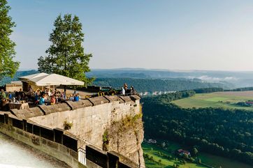 Auf dem Blitzeichenplateau ist die Aussicht grandios. Foto: Matthias Hultsch/Festung Königstein gGmbH