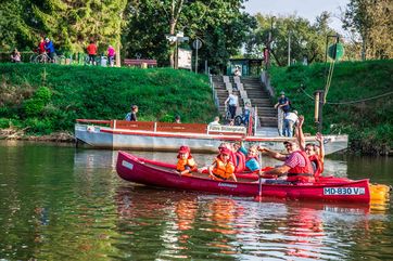 Familien paddeln im Kanu an der Fähre im Naumburger Blütengrund vorbei. Hier mündet die Unstrut in die Saale. Foto: Saale-Unstrut-Tourismus e.V.: Transmedial