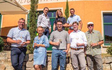 Die acht Winzer der Initiative „Breitengrad 51“. Foto: Patrick Cebulla