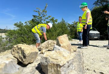 Museumspark Rüdersdorf: Die „Steinbruch Tour“ mit dem Geländewagen bietet Besuchern exklusive Einblicke in den aktiven Tagebau und die monumentale Landschaft © Stephen Ruebsam