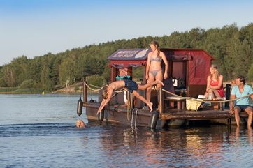 Familienfloßtour im Lausitzer Seenland. Foto: Tourismusverband Lausitzer Seenland, Nada Quenzel