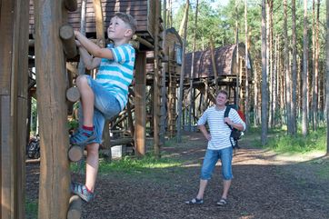 Das passende Basislager für den Vater-Sohn-Urlaub im Lausitzer Seenland bieten die gemütlichen Baumhäuser am Hafencamp Senftenberger See, Foto: Tourismusverband Lausitzer Seenland, Nada Quenzel