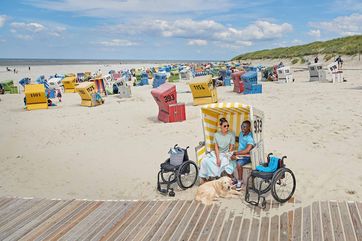 Die Strandkörbe am Strand von Langeoog in Ostfriesland sind über befestigte Wege für Rollstuhlfahrer erreichbar. Foto: DZT, Jens Wegener