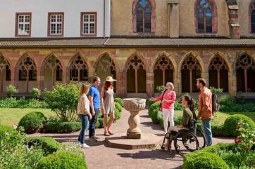 Die historische Stadtführung in Landau in der Pfalz führt zum Kreuzgarten des ehemaligen Augustinerklosters. Foto: DZT/Jens Wegener, Bildarchiv Südliche Weinstrasse e.V.