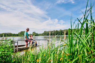 Nicht weit vom Seecamping Langlau gelangen Rollstuhlfahrer über eine Baderampe in den Kleinen Brombachsee. Foto: TV Fränkisches Seenland/DZT/Wegener