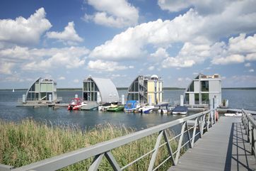 Schwimmende Ferienhäuser am Geierswalder See. Foto: Tourismusverband Lausitzer Seenland, Nada Quenzel