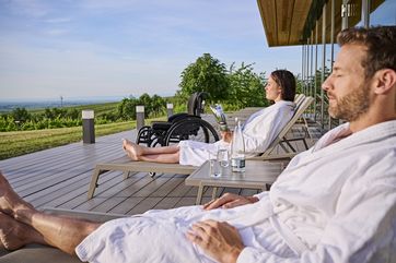 Junges Paar beim Entspannen nach einem Besuch im barrierefreien Sauna- und Wellnessbereich „WellVinEss“ des Wohlfühlhotels Alte Rebschule an der Südlichen Weinstraße. © DZT/Jens Wegener, Bildarchiv Südliche Weinstrasse e.V.