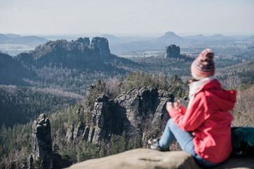 Ausblick vom Carolafelsen über die Hintere Sächsische Schweiz – Foto: Sebastian Thiel/Tourismusverband Sächsische Schweiz e.V.