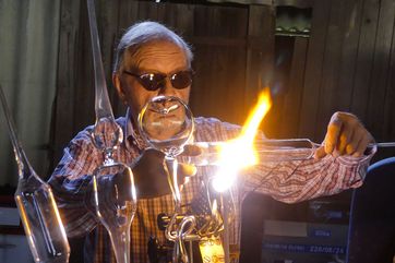 Zu den Grimnitzer Glastagen zeigen Künstler und Glasmacher, wie Glasobjekte hergestellt werden. Foto: FV Grimnitzer Glashütten e.V.