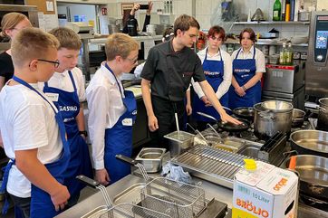 Während der Landgänge besuchten die Schüler Hotels, wo sie unter Anleitung erfahrener Mitarbeiter beim Zubereiten der Speisen in der Küche mithalfen. Foto: DEHOGA Sachsen e.V.