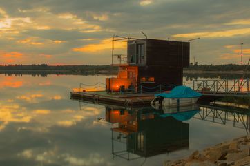 Sonnenuntergang am Schwimmenden Haus auf dem Partwitzer See. Bildnachweis: Tourismusverband Lausitzer Seenland, Kathrin Winkler