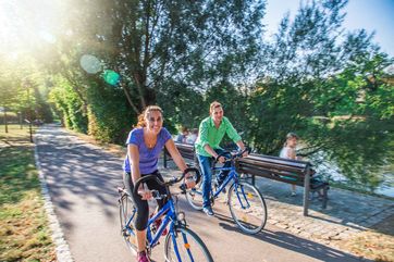 Radfahrer unterwegs auf dem Saaleradweg in Weißenfels. In der Stadt verbrachte Heinrich Schütz seine Kindheit und seinen Lebensabend. Foto: Saale-Unstrut-Tourismus e.V., Transmedial