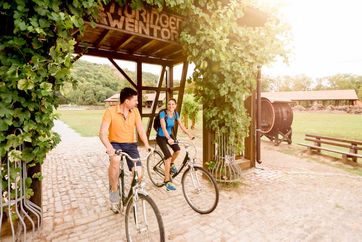 Radfahrer unter dem Thüringer Weintor in Bad Sulza am Goetheradweg. Bildnachweis: Saale-Unstrut-Tourismus e.V., Transmedial