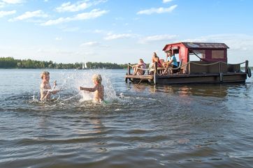 Unterwegs mit einem Floß im Lausitzer Seenland. Bildnachweis: Tourismusverband Lausitzer Seenland, Nada Quenzel.