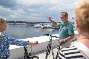 Zu den Seenlandtagen begleitet Gästeführer Heinz Müller Interessierte auf einer 40 Kilometer langen Radtour um den Senftenberger und Geierswalder See. Foto: Tourismusverband Lausitzer Seenland, Nada Quenzel