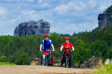 Radfahrer im Elbsandsteingebirge. Bildnachweis:  Elberadweg Süd / Dittrich
