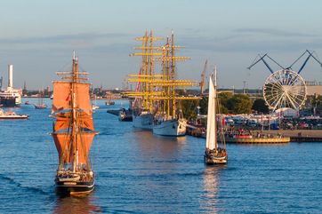 Zu den kulturellen Höhepunkten in Rostock gehört die Hanse Sail, das weltweilt größte jährliche Treffen von Traditionsseglern und Museumsschiffen. Foto: TZRW, Taslair