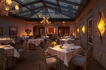 Das Sternerestaurant Caroussel wurde von Stardesigner Carlo Rampazzi gestaltet. Foto: Jürgen Jeibmann