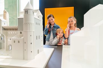 Audioguides machen Geschichte im Dommuseum Ottonianum in Magdeburg für alle verständlich. Audioguides machen Geschichte im Dommuseum Ottonianum in Magdeburg für alle verständlich. Bildnachweis: Magdeburg Marketing, Foto: Andreas Lander