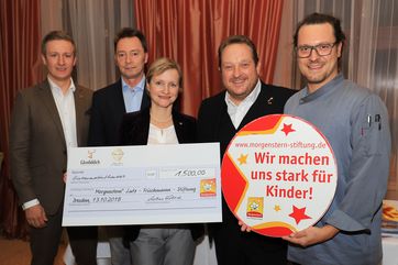 Spendenübergabe im Hotel Bülow Palais