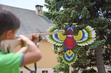 Das Kinderspiel „Adlerschießen“ ist eine der Aktionen in den Herbstferien auf der Festung Königstein. Foto: Festung Königstein gGmbH