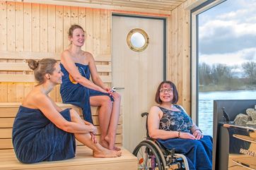 Schwitzen vor Naturkulisse: In den barrierefreien Saunaflößen von treibHaus am Senftenberger See gehören Saunagang und Panoramablick zusammen, Foto: Tourismusverband Lausitzer Seenland, Nada Quenzel